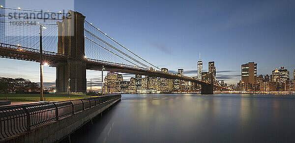 USA  New York  New York City  Brooklyn Bridge in der Abenddämmerung