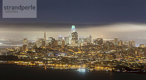 Stadtbild von San Francisco  Kalifornien  USA bei Nacht