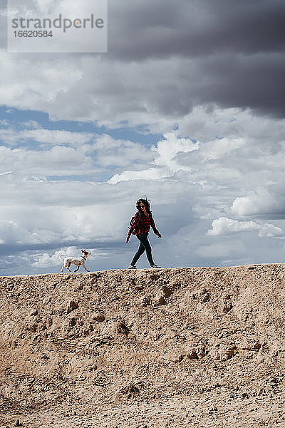 Spanien  Navarra  Junge Frau wandert mit Hund in Bardenas Reales