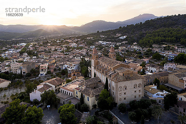 Spanien  Mallorca  Calvia  Blick aus dem Hubschrauber auf die Kirche Parroquia Sant Joan Baptista und die umliegenden Gebäude bei Sonnenuntergang