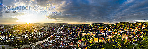 Sonnenaufgang in der Altstadt von Bamberg  Bayern  Deutschland