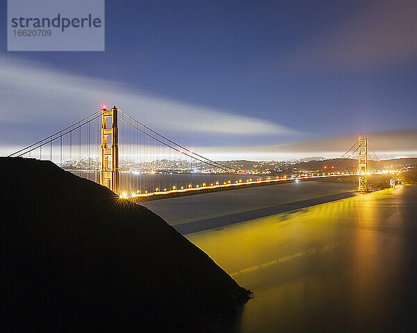 Die leuchtende Golden Gate Bridge bei Nacht in San Francisco  Kalifornien  USA