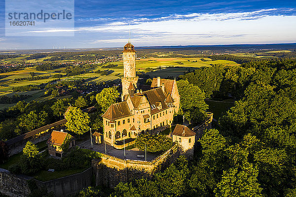 Deutschland  Bayern  Bamberg  Blick aus dem Hubschrauber auf Schloss Altenburg in der Abenddämmerung