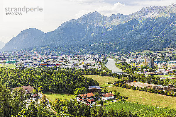 Österreich  Tirol  Innsbruck  Stadt am Inn im Sommer mit Bergen im Hintergrund