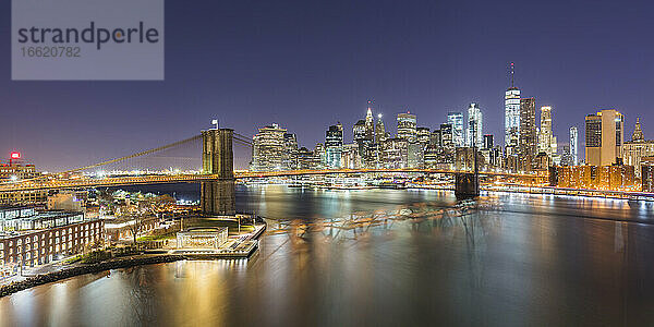 USA  New York  New York City  Brooklyn Bridge und Lower Manhattan Skyline in der Nacht beleuchtet