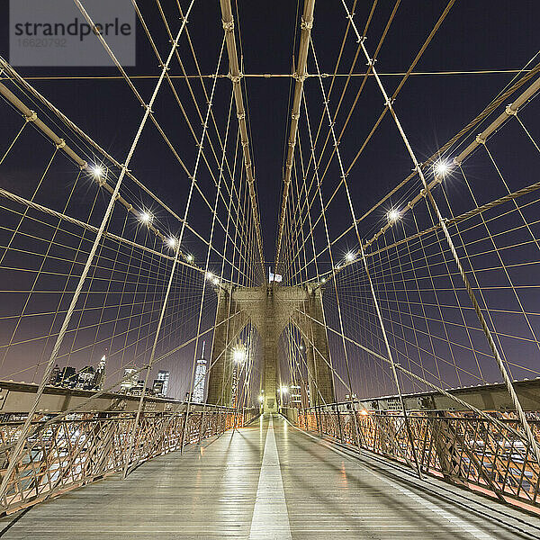 USA  New York  New York City  Brooklyn Bridge bei Nacht