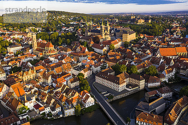 Fluss Regnitz umgeben von Wohnhäusern in Bamberg  Bayern  Deutschland