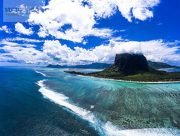 Mauritius  Blick aus dem Hubschrauber auf die Halbinsel Le Morne Brabant im Sommer
