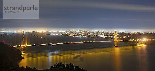 Golden Gate Bridge mit Stadtbild im Hintergrund in San Francisco  Kalifornien  USA