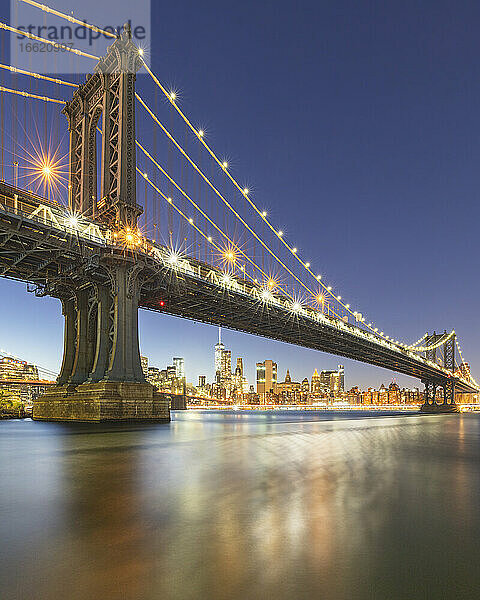 USA  New York  New York City  Manhattan Bridge bei Nacht beleuchtet