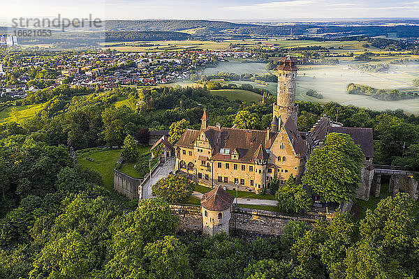 Deutschland  Bayern  Bamberg  Blick aus dem Hubschrauber auf die Altenburg in der nebligen Sommerdämmerung