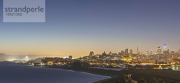 Sonnenaufgang im Stadtzentrum von San Francisco  Kalifornien  USA