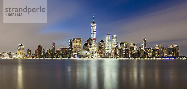 USA  New York  New York City  Lower Manhattan mit dem in der Morgendämmerung beleuchteten One World Trade Center auf der anderen Flussseite