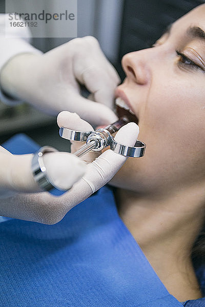 Zahnarzt betäubt Patientin vor Zahnbehandlung in Klinik