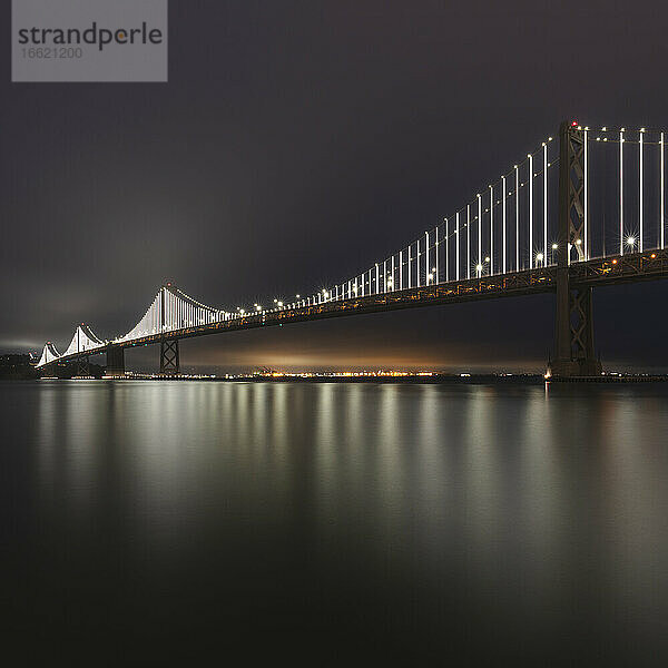 Beleuchtete Oakland Bay Bridge bei Nacht in San Francisco  Kalifornien  USA