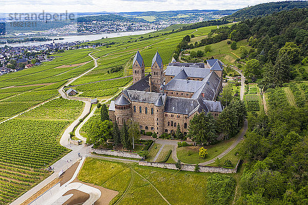 Deutschland  Hessen  Eibingen  Blick aus dem Hubschrauber auf die Abtei Eibingen im Frühherbst