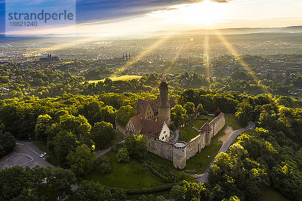 Deutschland  Bayern  Bamberg  Blick aus dem Hubschrauber auf die Altenburg bei Sonnenuntergang