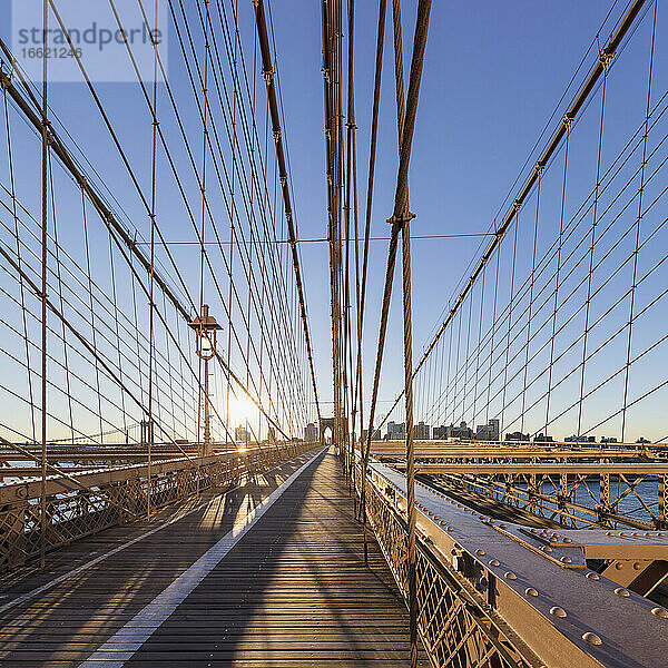 USA  New York  New York City  Brooklyn Bridge bei Sonnenaufgang
