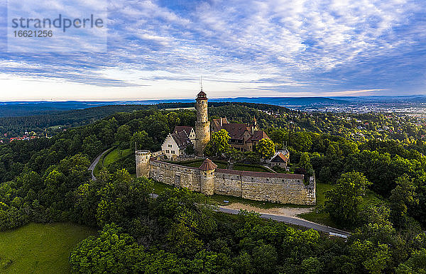 Deutschland  Bayern  Bamberg  Blick aus dem Hubschrauber auf Schloss Altenburg in der Abenddämmerung