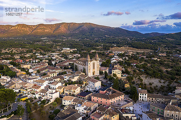 Spanien  Mallorca  Calvia  Blick aus dem Hubschrauber auf die Kirche Parroquia Sant Joan Baptista und die umliegenden Gebäude in der Abenddämmerung