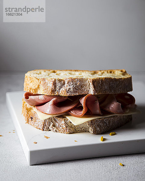 Verzehrfertiges Sandwich mit Mortadella und Käse