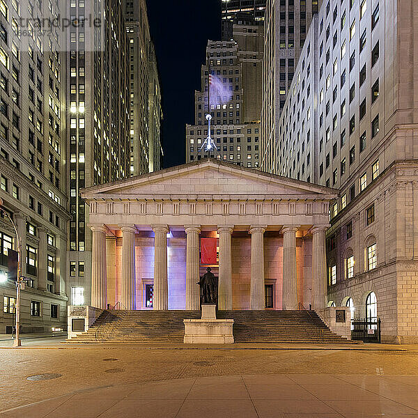 USA  New York  New York City  Federal Hall bei Nacht beleuchtet