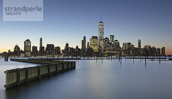 USA  New York  New York City  USA  Lower Manhattan Skyline bei Sonnenaufgang