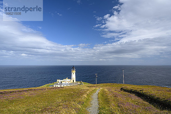 UK  Schottland  Tiumpan Head Lighthouse mit klarer Horizontlinie über dem Meer im Hintergrund