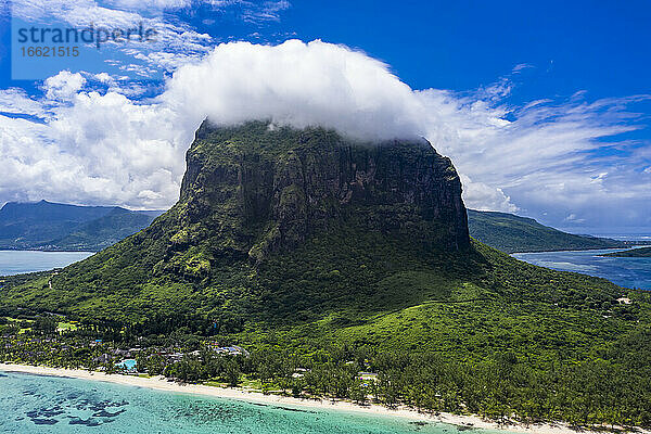 Mauritius  Blick aus dem Hubschrauber auf die Halbinsel Le Morne Brabant im Sommer