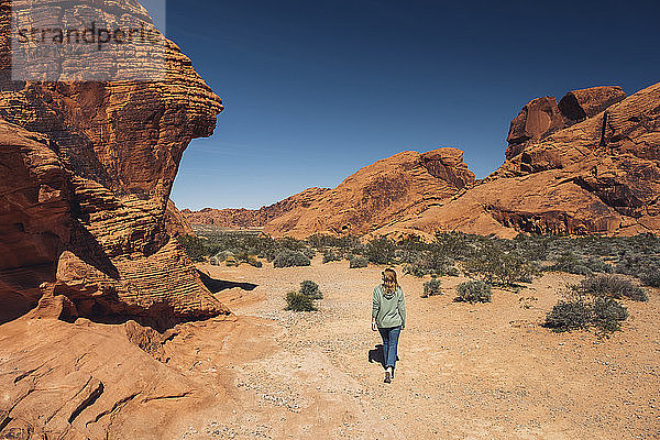 Frau erkundet den Valley of Fire State Park im Sommer  Nevada  USA