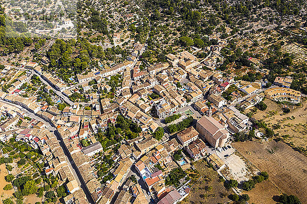 Luftaufnahme von Häusern in einem Dorf an einem sonnigen Tag  Caimari  Mallorca  Spanien