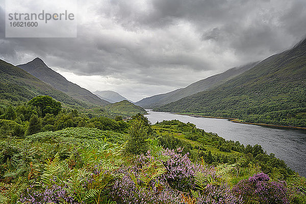 Wolken über dem üppigen Ufer des Loch Leven