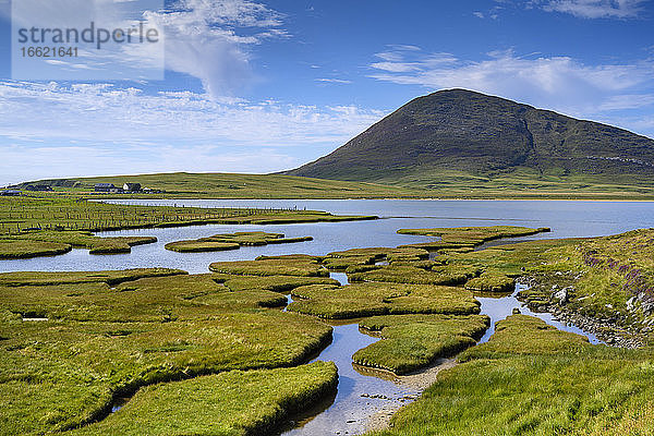 Sumpfgebiet auf der Isle of Harris mit dem Hügel Ceapabhal im Hintergrund