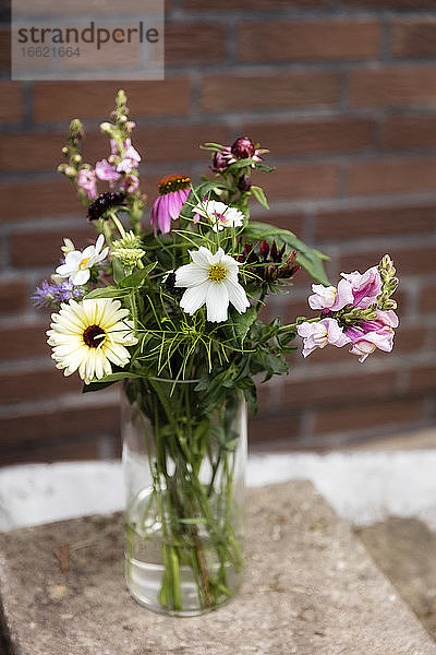 Vase mit verschiedenen Sommerblumen