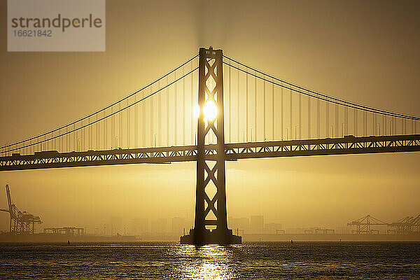Sonnenaufgang hinter der Oakland Bay Bridge in San Francisco  Kalifornien  USA