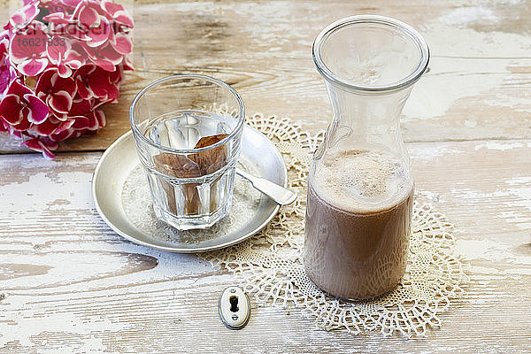 Blühende Hortensien  Karaffe und Glas mit Eiskaffee