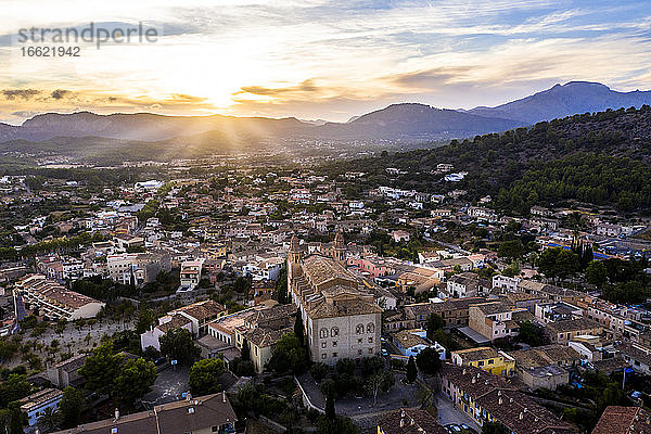 Spanien  Mallorca  Calvia  Blick aus dem Hubschrauber auf die Kirche Parroquia Sant Joan Baptista und die umliegenden Gebäude bei Sonnenuntergang