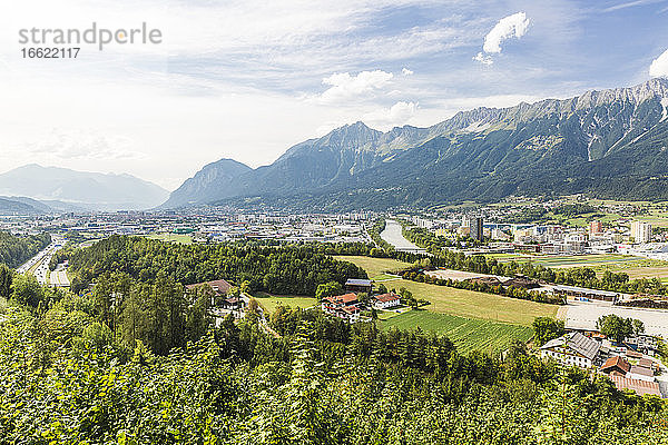 Österreich  Tirol  Innsbruck  Stadt am Inn im Sommer mit Bergen im Hintergrund