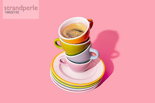 Studioaufnahme eines Stapels von Tellern und Kaffeetassen