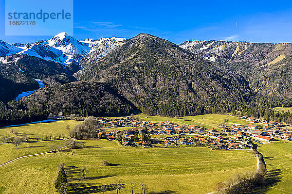 Deutschland  Bayern  Schleching  Blick aus dem Hubschrauber auf die Alpenstadt im Sommer