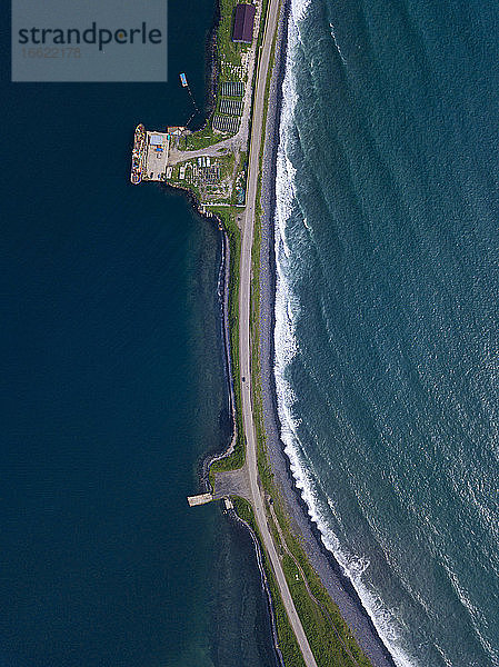 Russland  Primorsky Krai  Zarubino  Luftaufnahme einer Küstenstraße  die sich entlang eines schmalen Landstreifens erstreckt