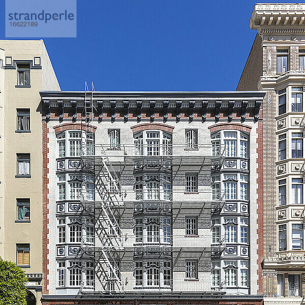 Schönes Gebäude außen gegen klaren Himmel in San Francisco  Kalifornien  USA