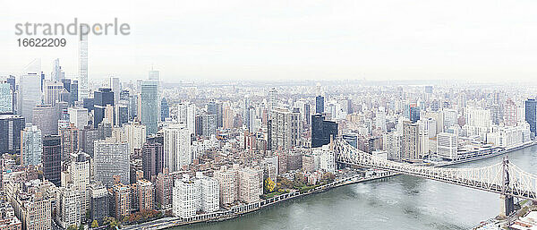 USA  New York  New York City  Ed Koch Queensboro Bridge und Midtown  Blickwinkel