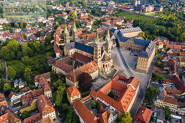 Bamberger Dom mit Stadtbild in Bamberg  Bayern  Deutschland