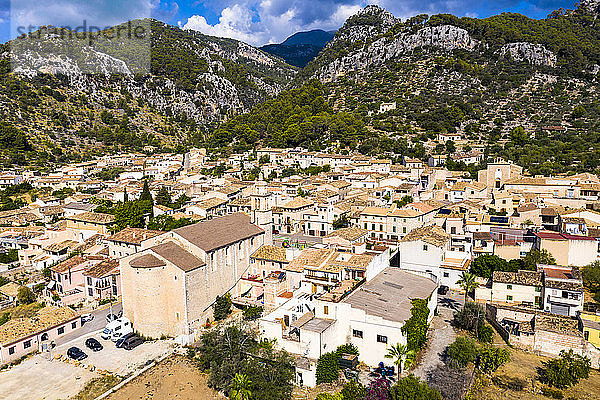 Luftaufnahme von Häusern in einem Dorf gegen eine Bergkette an einem sonnigen Tag  Caimari  Mallorca  Spanien