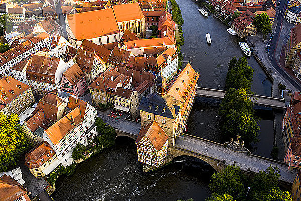 Regnitzufer und Rathaus in Bamberg  Bayern  Deutschland