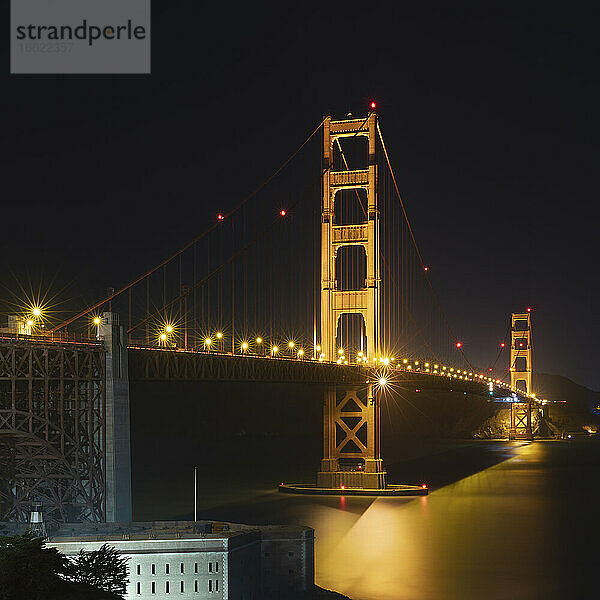 Nachtansicht der leuchtenden Golden Gate Bridge über dem Meer in San Francisco  Kalifornien  USA