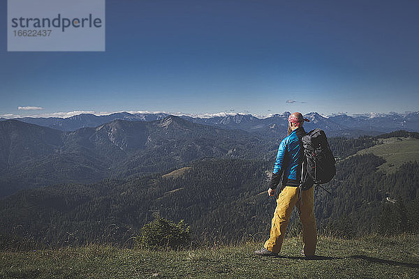Männlicher Wanderer mit Rucksack und Blick auf die Berge bei klarem Himmel  Otscher  Österreich