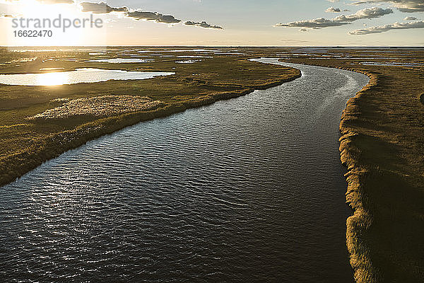 USA  Maryland  Drohnenansicht des Sumpfes entlang des Blackwater River bei Sonnenuntergang