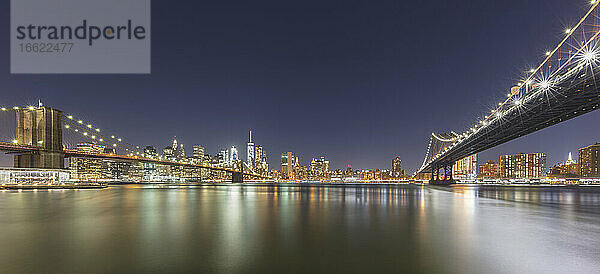 USA  New York  New York City  Brooklyn Bridge und Manhattan Bridge bei Nacht beleuchtet
